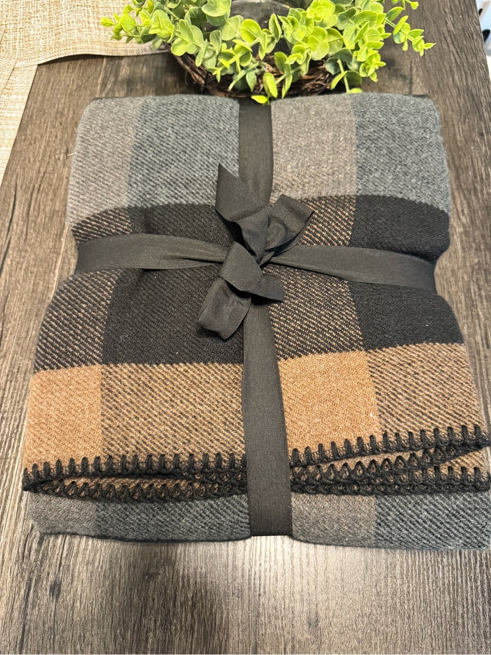 Woolrich Oversized Plaid Throw - Brown & Black